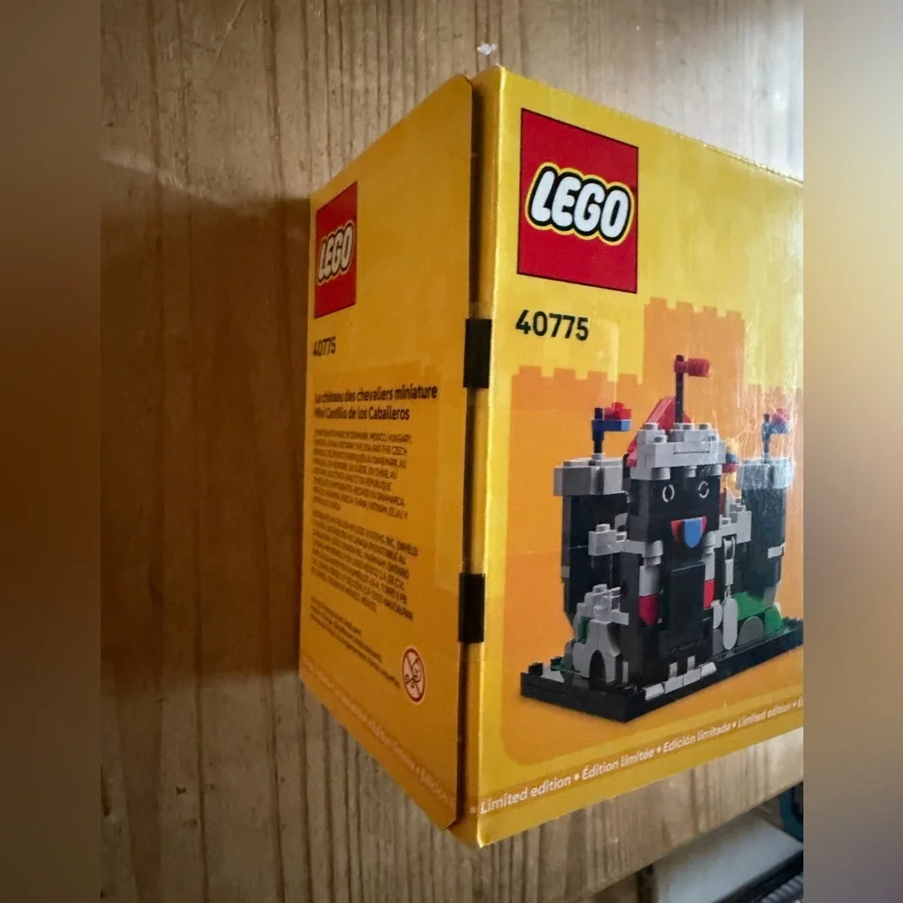 Lego Castle Micro Build Set in Black, Red, Gray, White, Green, Blue, Yellow - Picture 5 of 5